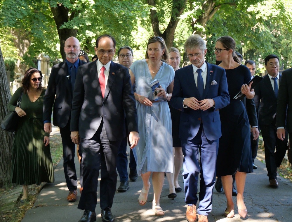 
立法院長游錫堃（前左）率朝野立委與捷克參議院議長維特齊（前右）一同拜訪捷克前總統哈維爾的墓地。中央社
