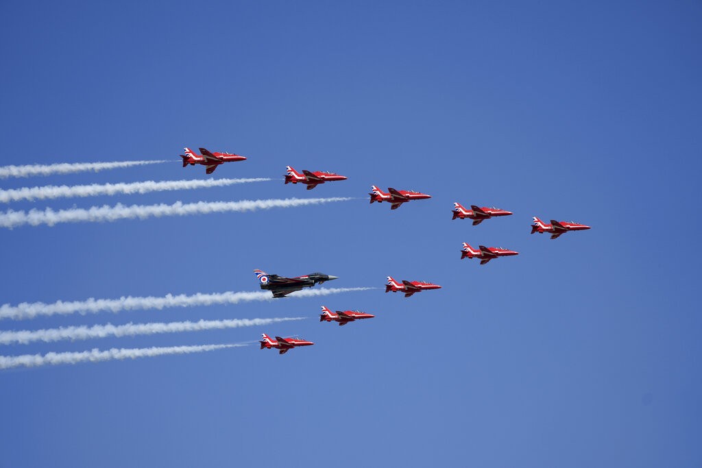 英國皇家空軍特技飛行隊Red Arrows, 18日飛越航空展上空（美聯社) 
