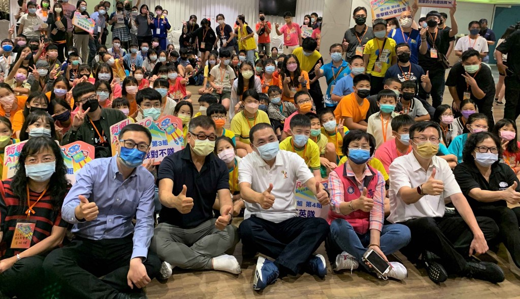 新北攜手關懷台灣文教基金會 舉行第一屆AI小Hero 5C歡樂擂台會。(照片來源：新北市教育局提供)
