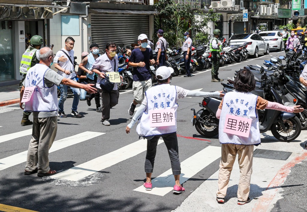 台北市民政局22日午後舉行111年度萬安演習廣居里 防空避難處所演練。
