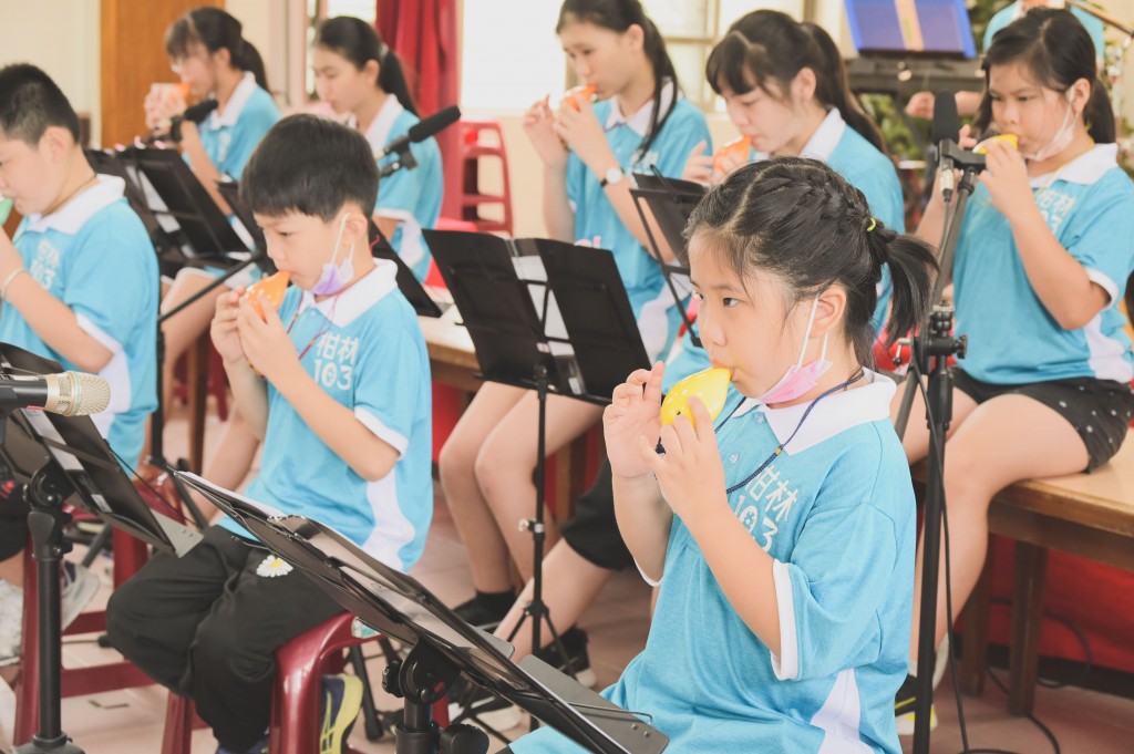 柑林國小開設「柑林音樂會」課程，帶領孩子體驗陶笛吹奏的樂趣。(照片來源：新北市教育局提供)

