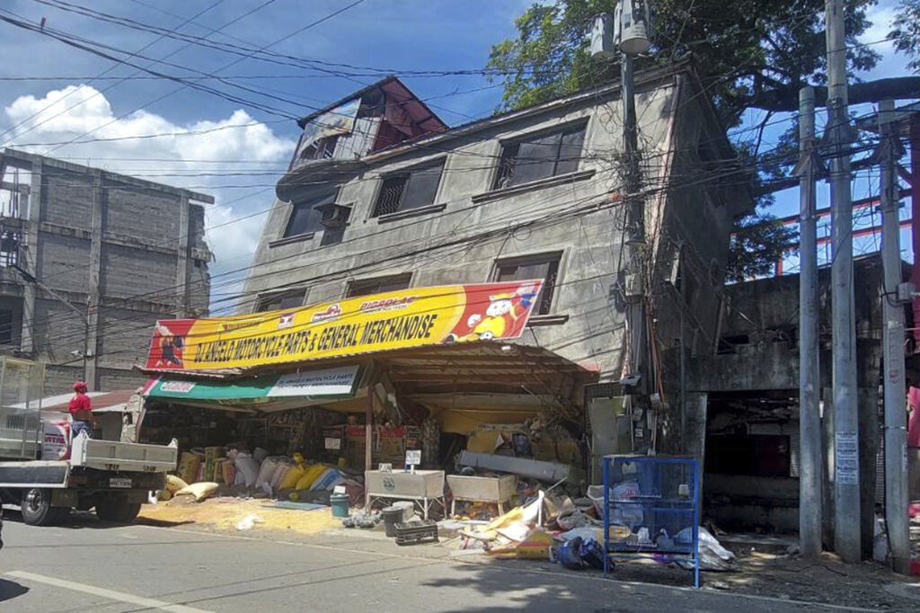 菲律賓北部阿布拉省發生強烈地震後，一座建築物受到損害。（圖／美聯社）
