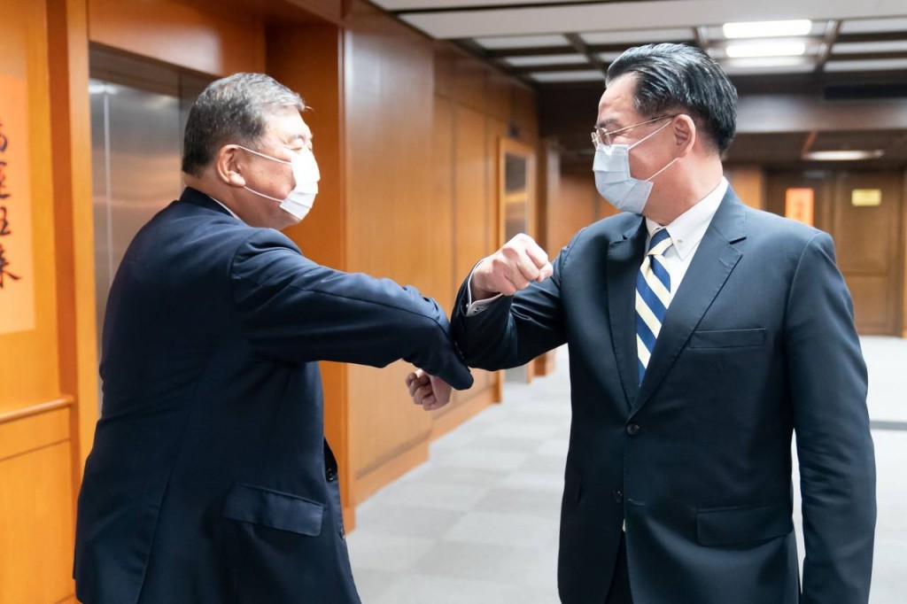 日本前防衛大臣石破茂眾議員與台灣外交部長吳釗燮27日於晚宴現場擊肘致意。（圖／外交部）
