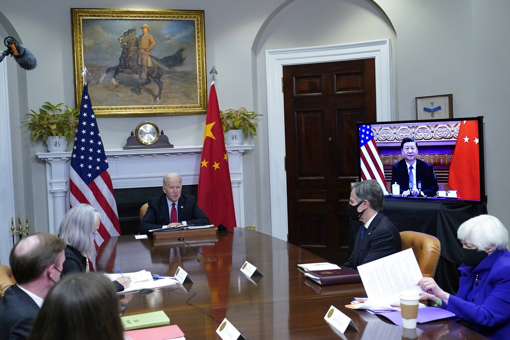 圖為拜登總統2021年11月15日, 在白宮與習近平視訊會談的情形 (美聯社檔案照片) 

 
