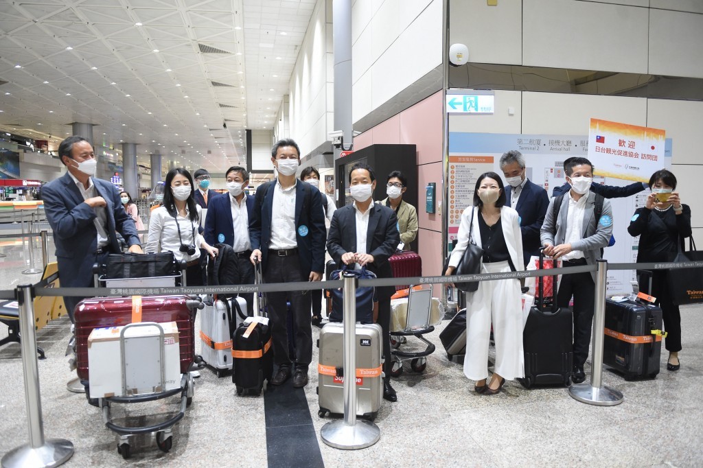 日本觀光旅遊業者踩線團今（31）日下午分兩批次抵台，為台灣邊境管制後首個外國旅遊業者踩線團。（圖／中央社）
