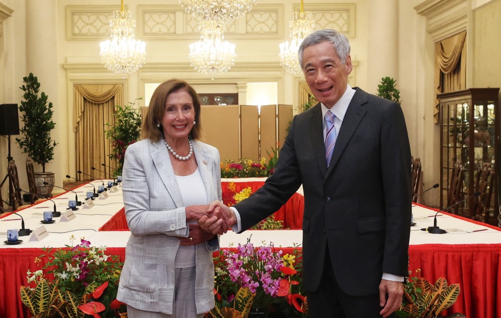 美國眾議院議長裴洛西與新加坡總理李顯龍1日會面合影。（圖／新加坡外交部）

