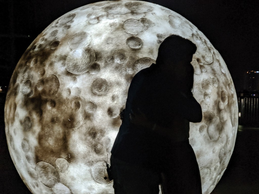 在新月橋巨型月球旁拍下最美剪影，浪漫整個夏天。（照片由新北市政府高灘地工程管理處提供）
