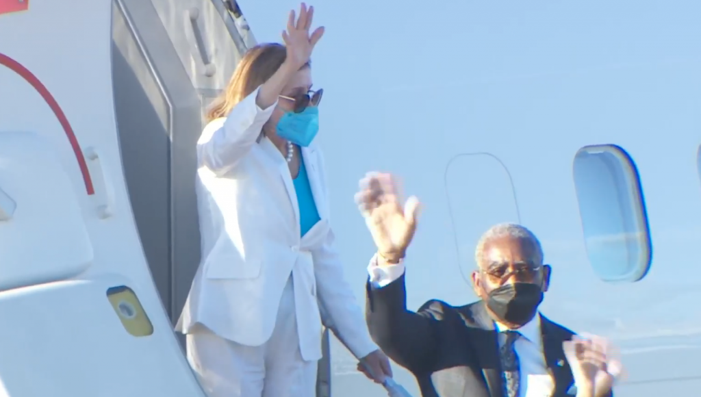 Nancy Pelosi waves goodbye as she boards U.S. Air Force Boeing C-40C. (UDN live broadcast screenshot)
