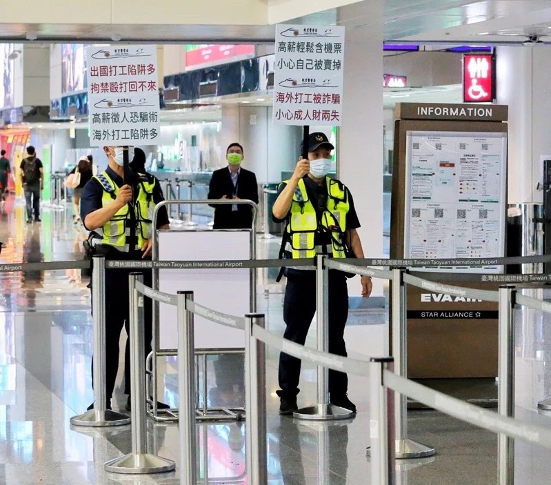 台灣近日發生多起民眾赴柬埔寨、緬甸工作遭詐騙情事，警方在桃園國際機場舉牌提醒國人。 （圖/中央社）
