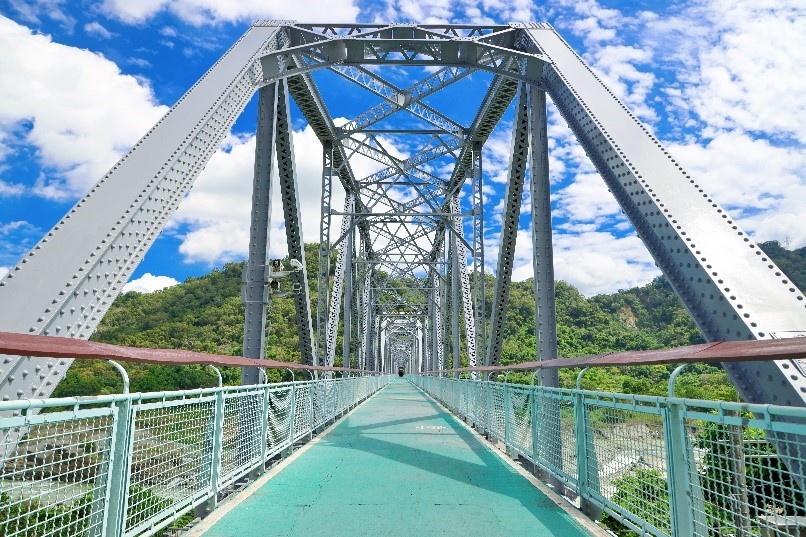 興建於1908年的「后豐鐵馬道花梁鋼橋」是台灣目前碩果僅存的幾座鋼桁架橋之一。（照片由台中市政府提供）
