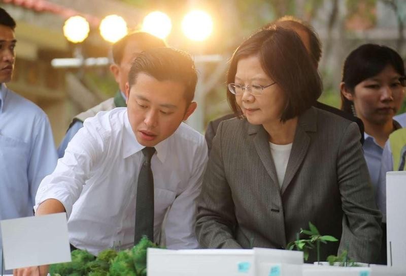Taiwan President Tsai Ing-wen (right) and Lin Chih-chien. (Hsinchu City government photo)
