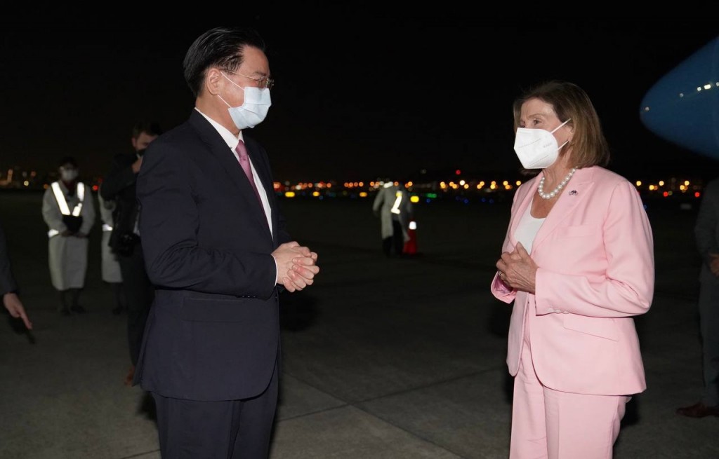 Foreign Minister Joseph Wu welcoming U.S. House Speaker Nancy Pelosi to Taiwan Aug. 2. (MOFA photo)
