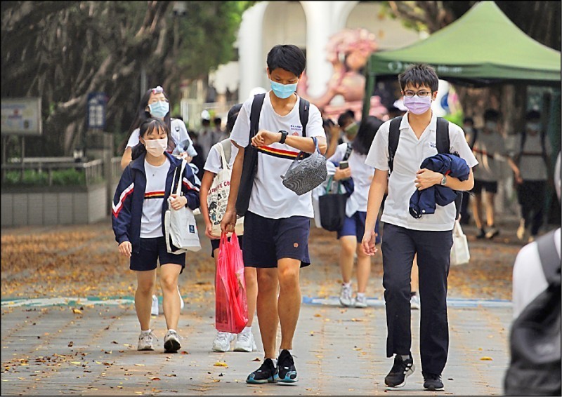 File photo: Taiwanese students on their way to class.
