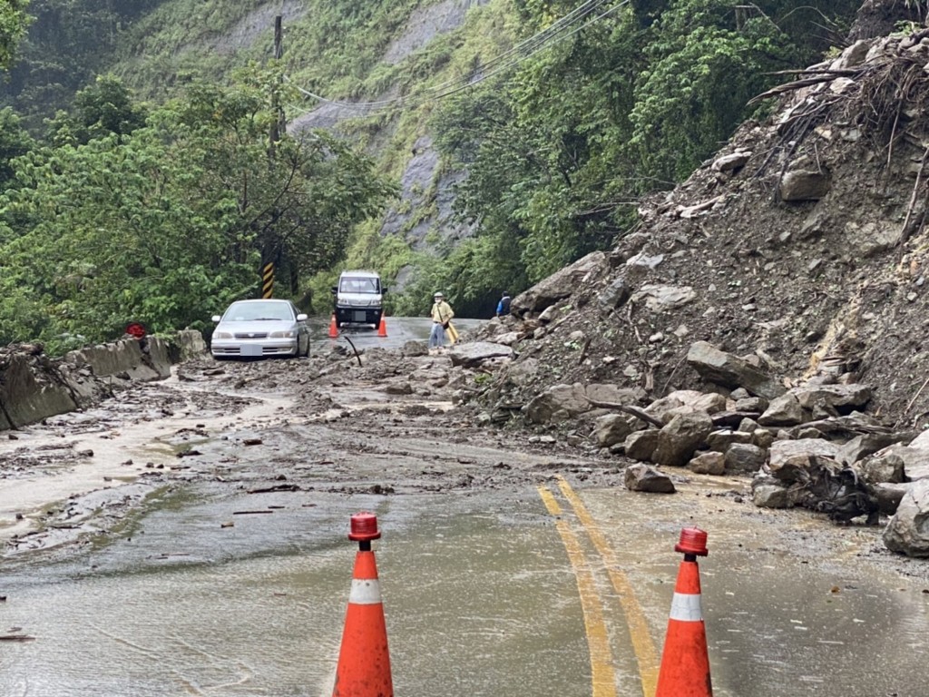Typhoon Hinnamnor caused landslides on roads in Miaoli County's Nanzhuang area Saturday. 
