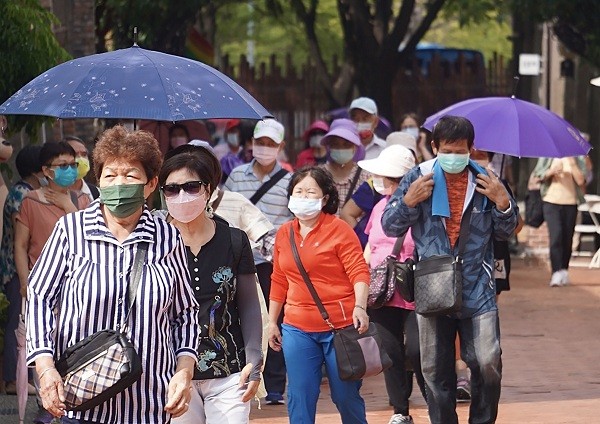 Taipei mayor tears into Taiwan's masking guidelines