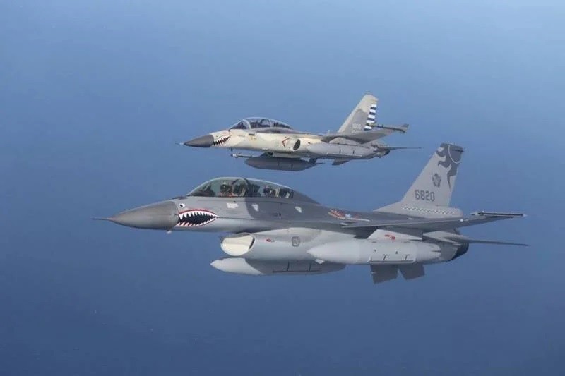 Taiwan Air Force F-16 and IDF. (Taiwan Air Force photo)
