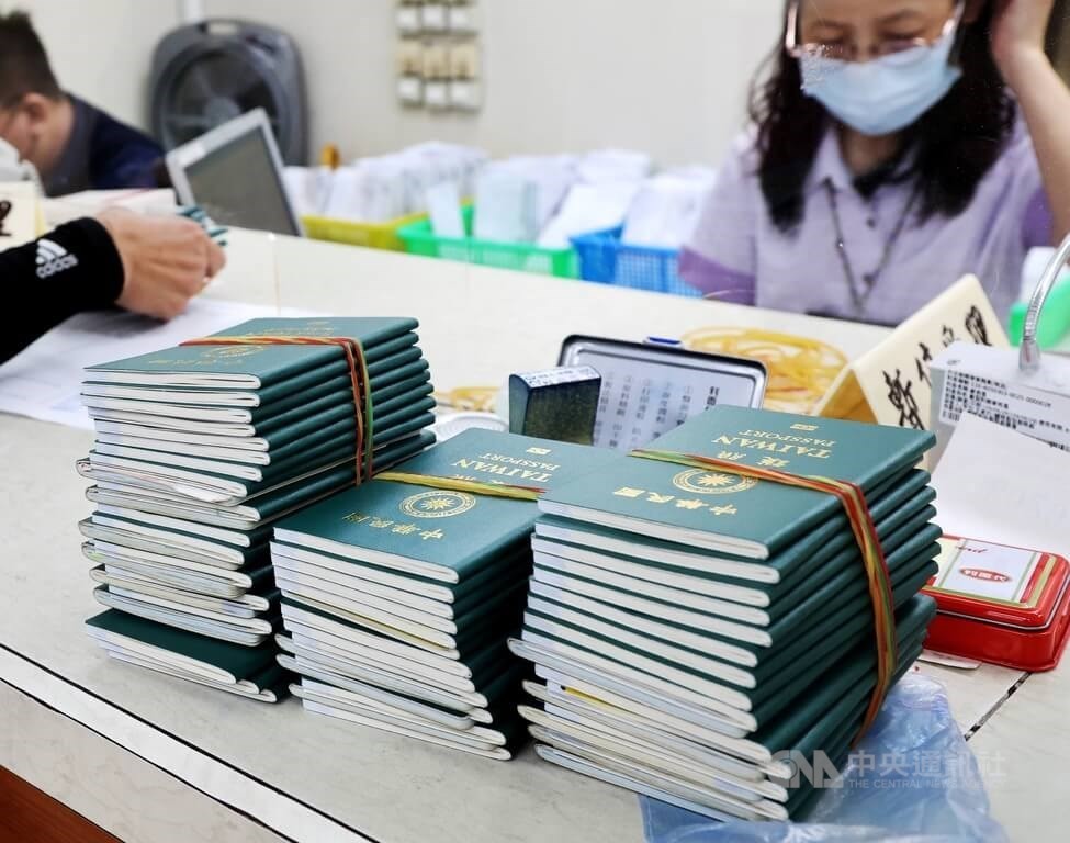 Passport applications have exceeded 10,000 per day, including 6,000 in Taipei. 
