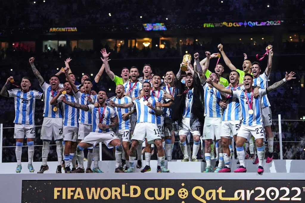 卡達世界盃足球賽上演史上最精采的冠軍戰，法國2度追平，但最後仍由梅西率領阿根廷奪冠。（圖／美聯社）
