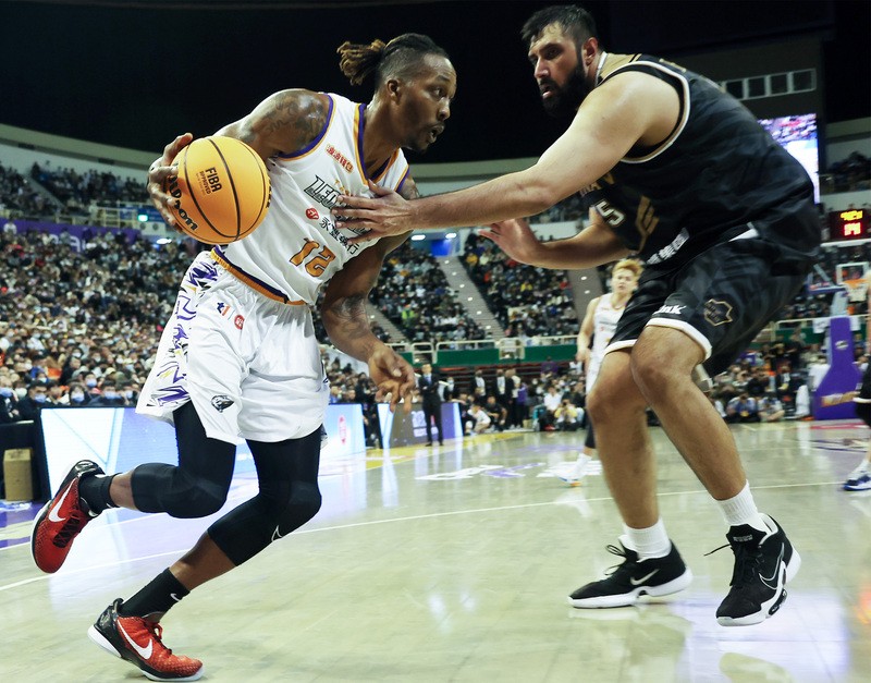 Dwight Howard DOMINATES in debut with Taiwanese team Taoyuan Leopards and  tallies 38 points