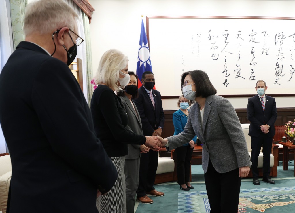 President Tsai Ing-wen (front right) meets with a four-member delegation from the U.S. Congress. 
