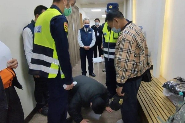 Chen (center) kowtows to father of slain woman. (Taichung City Government photo)

