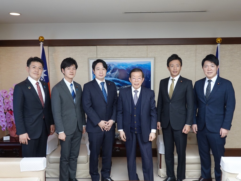 Taiwan's representative to Japan Frank Hsieh (center right) meets Liberal Democratic Party Youth Division executives.
