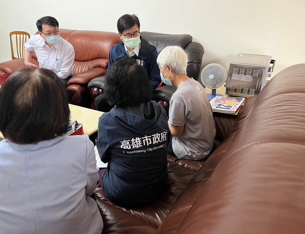 Kaohsiung Mayor Chen Chi-mai visits families of the victims of the 303 blackout on March 23, 2022.
