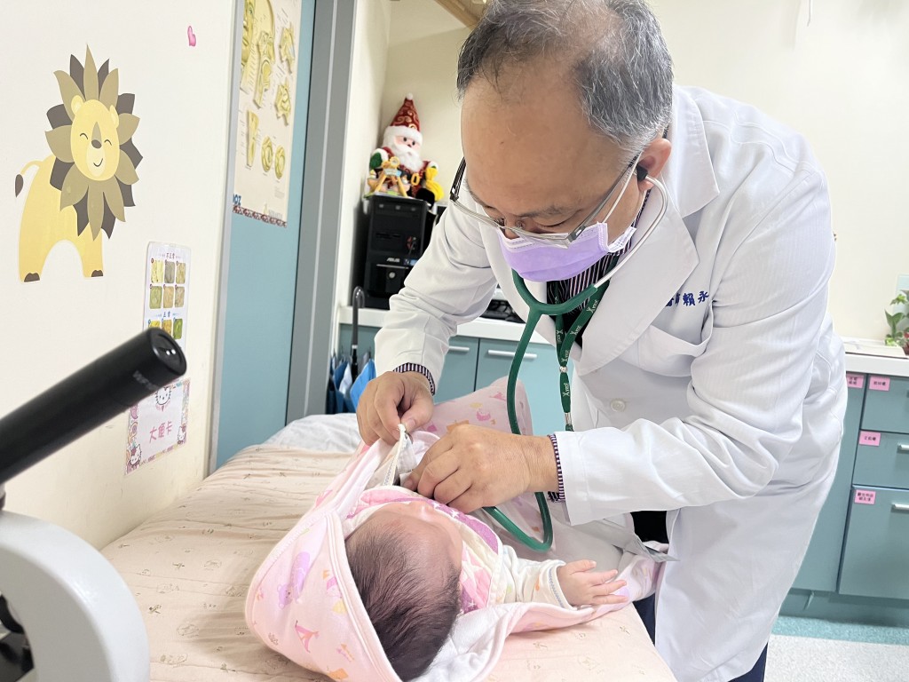 File photo of a doctor tending to a newborn baby. (Wuri Lin Shin Hospital photo)

