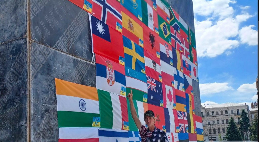 Ryan Routh points to Taiwan flag. (Ryan Routh photo)
