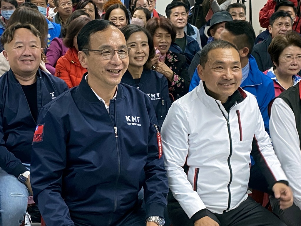 KMT Chair Eric Chu and re-elected New Taipei Mayor Hou Yu-ih at a rally thanking supporters. 
