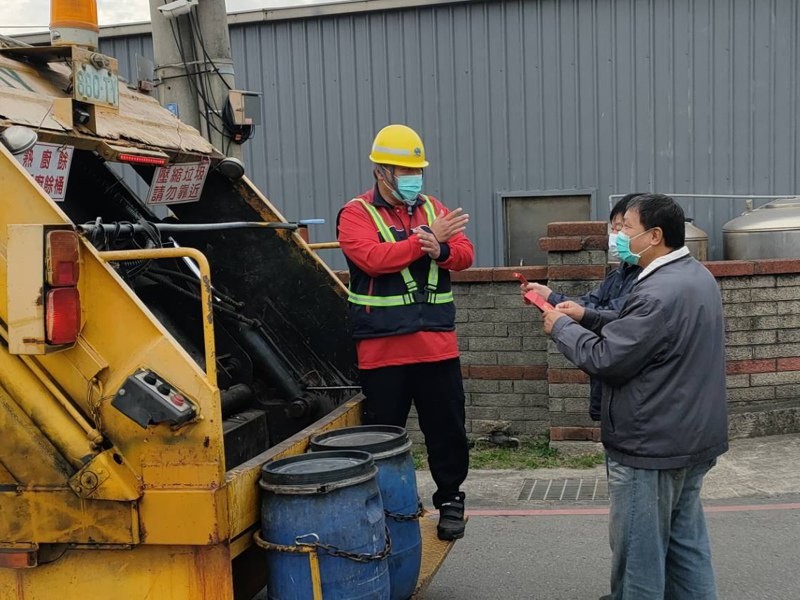 City officials urge the public not to tip the garbage man. (Hsinchu City Gov't photo)
