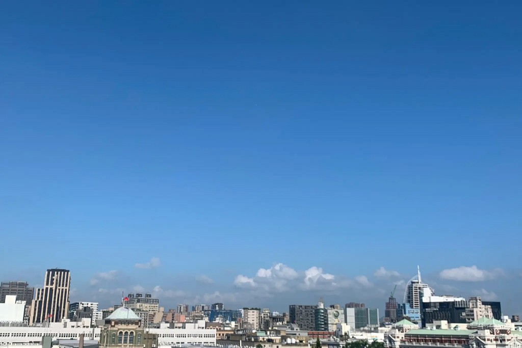 Taiwan's military says a balloon allegedly passing over the Presidential Office was situated over the ocean 40 km from the coast. (Facebook, ...