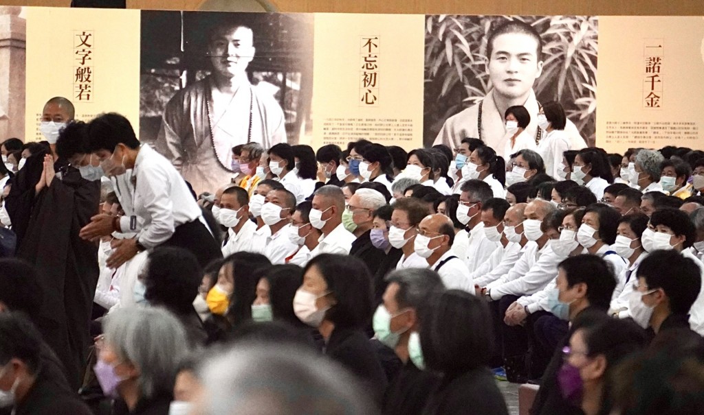 Mourners in Taiwan paying their respects to Master Hsing Yun. 
