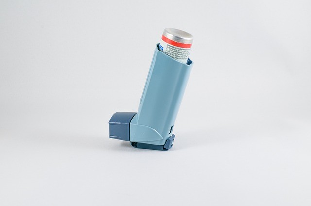 國健署提醒，雖然國內疫情趨緩，但患有氣喘的民眾仍要做好疾病管理的動作，勿自行停藥。（圖／pixabay）
