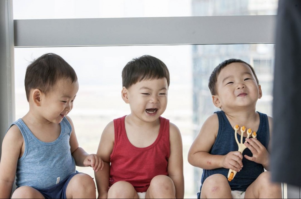 南韓生育率0.78%創下全球新低，圖為三胞胎大韓民國萬歲（圖／截自宋一國IG@songilkook）
