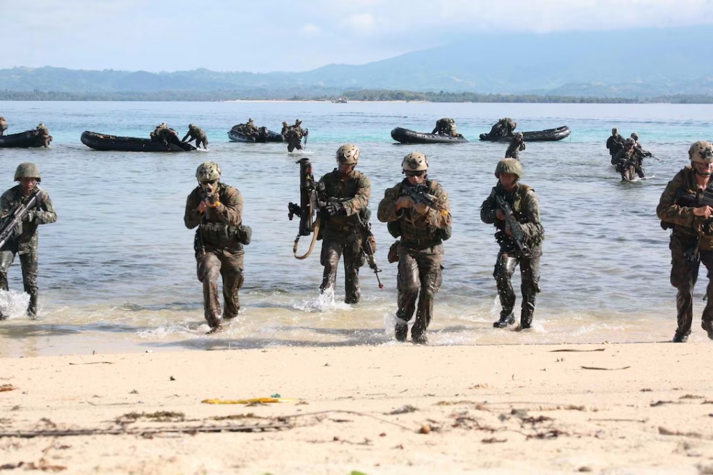 Philippine and U.S. Marines simulate an amphibious landing and beach assault in Philippines. (US Marines photo)
