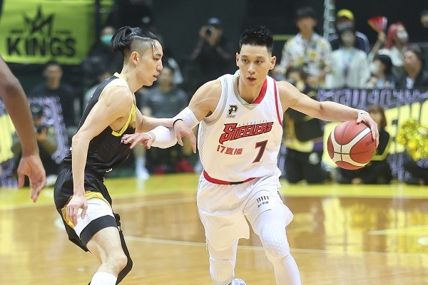 Joseph Lin (left) guards Jeremy Lin during P.League+ game on Feb. 28. 
