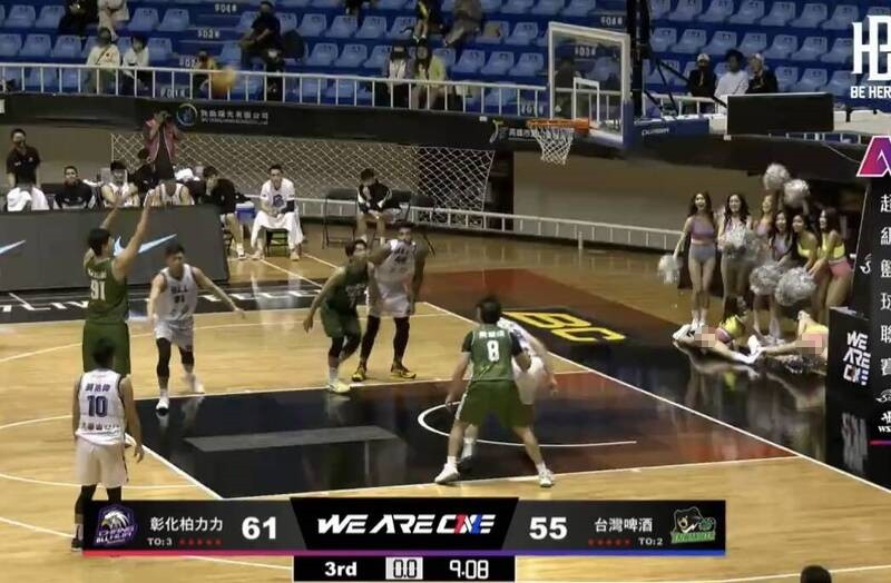 Two LuxyGirls members (right) go into splits during Su's foul shot. (YouTube, Be Heroes screenshot)
