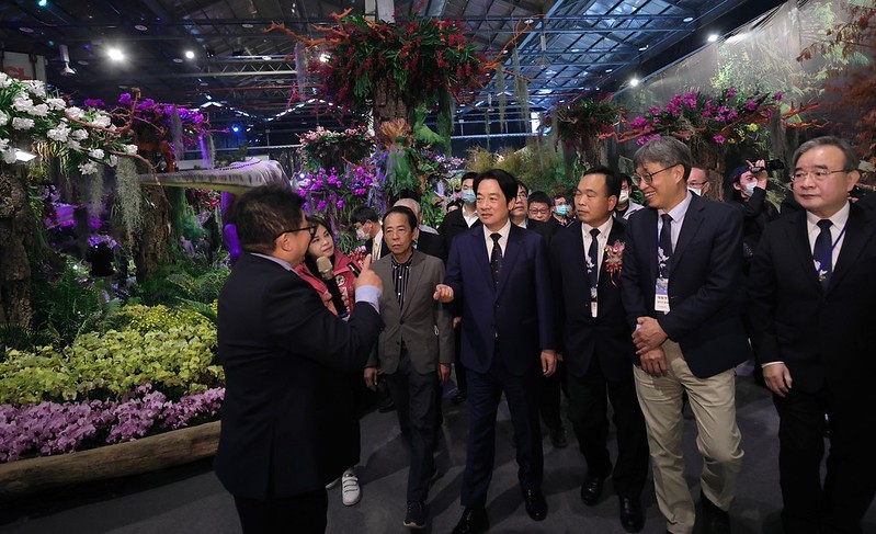 Vice President Lai Ching-te (center) visits the Taiwan International Orchid Show in Tainan Friday. (Presidential Office photo)
