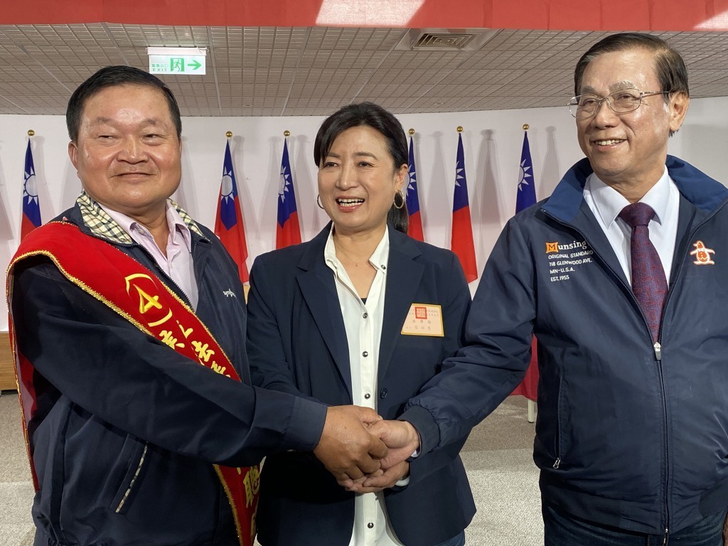 DPP candidate Tsai Pei-hui (center) shakes hands with KMT candidate Lin Ming-chen (right) and independent candidate Chen Tsong-chian (left). (Nan...
