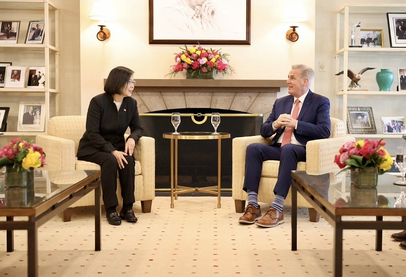 President Tsai Ing-wen (left), chats with U.S. House Speaker Kevin McCarthy in Reagan Library. (Twitter, Kevin McCarthy photo)
