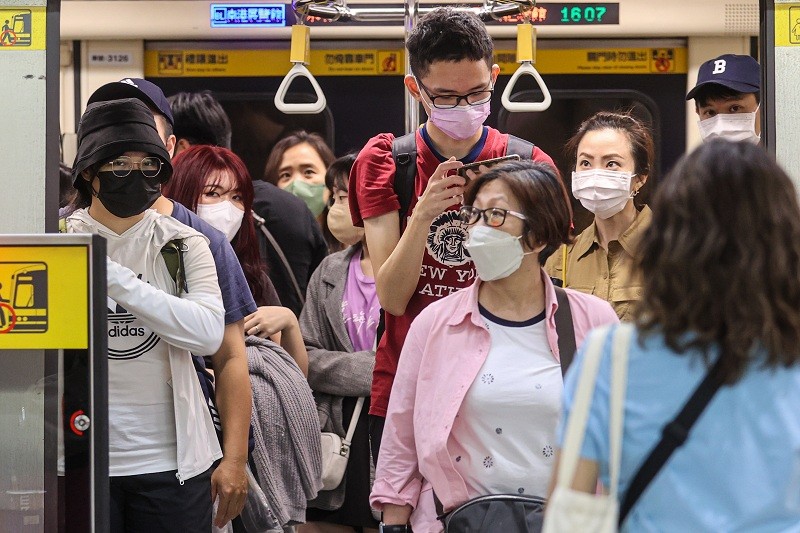 Almost all passengers on Taipei MRT wear masks despite lifting of mask mandate for public transportation