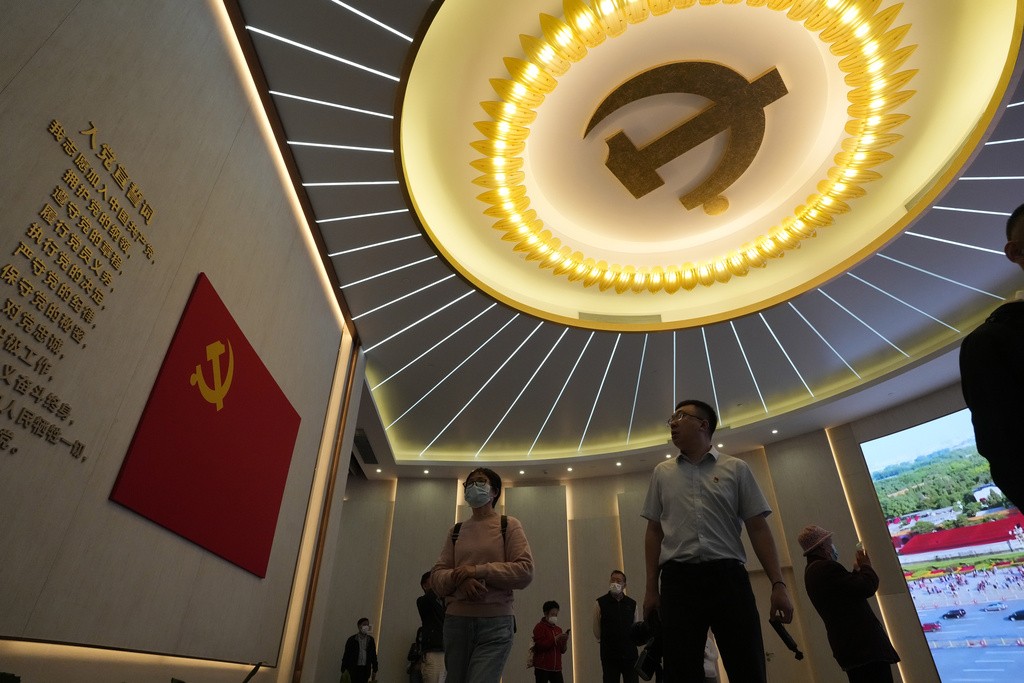 上海一處展覽的中國共產黨標誌（圖／美聯社）
