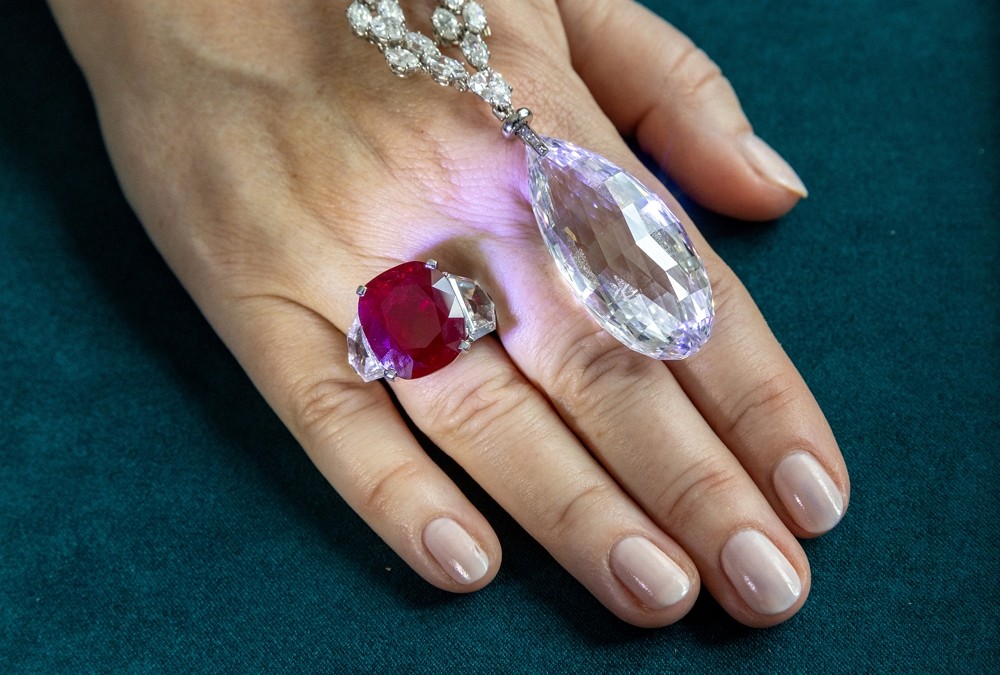 「日出」（Sunrise Ruby）紅寶石戒指、「印度水滴」（Briolette of India）鑽石項鍊(圖/路透)
