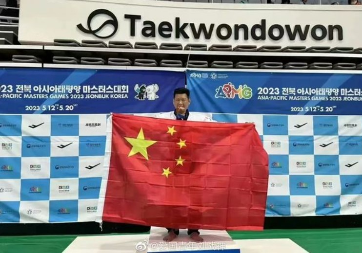 Taiwanese taekwondo athlete Lee Tung-hsien holds a Chinese flag at the APMG. (Screenshot, Sina Weibo)
