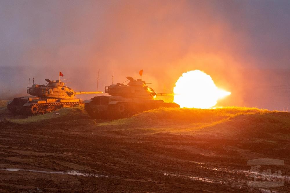 M60 tanks fire during military drill on Penghu island. (Military News Agency photo)
