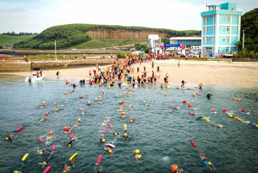 台灣跨澎湖灣游泳隊迎來1393名游泳選手