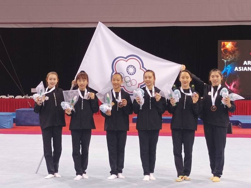Taiwan women's gymnastics team members hold up their bronze medals. (Tsai Heng-cheng photo)

