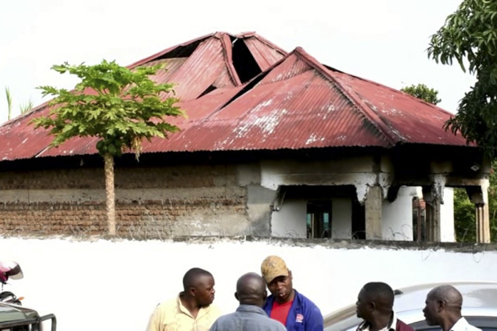 烏干達邊境附近一所中學遭恐怖攻擊，武裝分子將學校宿舍燒毀（圖／美聯社）
