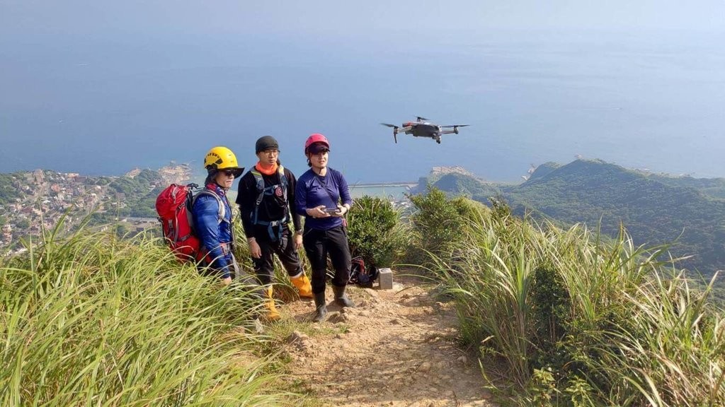 New Taipei firefighters searching for missing hiker, Ruifang District, New Taipei, July 9. 
